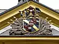 Wappen der Familie Thun-Hohenstein im Innenhof des Schlosses (2018)