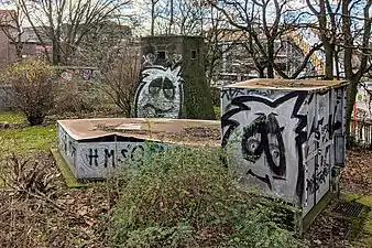 Abluftschacht und Einstiegsbauwerk des Tiefbunkers Berlinertordamm
