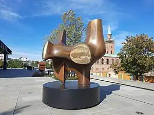Blick von Südwesten mit der St. Mätthäus-Kirche im Hintergrund