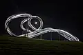 Der beleuchtete Looping bei Nacht mit Mond