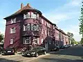 Farbenfroh gestaltetes Mietshaus in der Tillystraße (Nr. 21 bis 27)