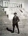 Tito Chini zu Füßen der zum Turmeingang führenden Freitreppe, 1926