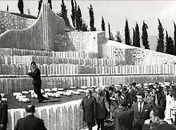 Tito beim Besuch der Gedenkstätte (1969)