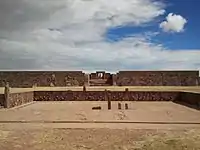 Blick über den versunkenen Hof des halbunterirdischen Tempels von Tiwanaku zur Figur des Ponce-Monolithen