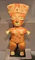 weibliche Figurine mit hohem Kopfschmuck