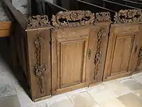 Das Gemeindegestühl mit Arkantusschnitzwerk
