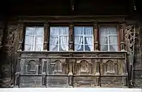 Vertäferte Fensterbrüstung und beidseitige Rahmenbretter im ersten Stockwerk des Hauses Näf