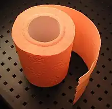 Apricot gefärbtes Toilettenpapier