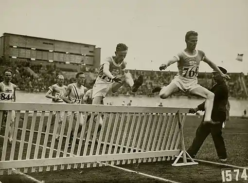 Rennszene aus dem 3000-Meter-Hindernislauf 1928: Ove Anderson führt vor dem späteren Sieger Toivo Loukola