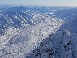 Blick über den Gletscher nach Süden, links oben im Bild die Tokosha Mountains