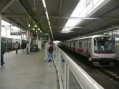 Bahnsteig der Tōyoko- und Meguro-Linie