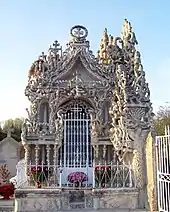 Grabmal auf dem Friedhof von Hauterives
