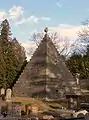 Pyramidenförmiges Grabmal