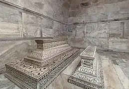 Gräber in der Krypta des Taj Mahal