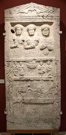 Grabstein eines einheimischen Paares, Demiuncus und seiner Frau Angulata. Heute in ungarischen Nationalmuseum. (Siehe auch: Römische Steindenkmäler aus Intercisa)