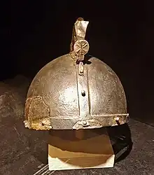 Stark rekonstruierter Kammhelm mit hoher Kammscheibe und Christusmonogramm aus Kessel, Limburg, Niederlande, Typ Dunapentele/Intercisa
