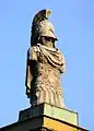 Eine der vier Skulpturen von Ernst Mayer, einem spartanischen Krieger nachempfunden, auf dem Dach des Hofgartentors