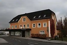 Das Torf-Glas-Ziegel-Museummit ausgestellten Torfloren
