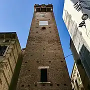 Die zur Piazza delle Erbe gewandte Turmseite