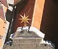 Stern auf dem Giebel des Hauses
