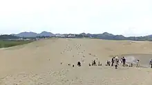 Ein Foto, dass die Sanddünen der Stadt Tottori zeigt.