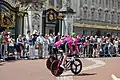 Zwei T-Mobile-Fahrer beim Inspizieren der Strecke vor dem Buckingham Palace