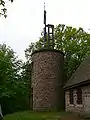 Seitliche Ansicht des Chappe-Telegrafen. Neben dem Fenster ist die Verkleidung des Fernrohrs sichtbar.