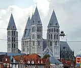 Kathedrale von Tournai, Laternen­turm zwischen vier Ecktürmen