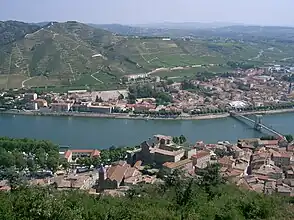 Blick über Tournon-sur-Rhône auf Tain-l’Hermitage