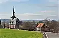 Kirche und Pfarrhaus von Osten