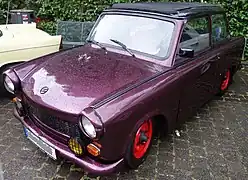 Vor allem in den 1990er Jahren wurden alte Trabant optisch aufgepeppt - hier ein lilafarbener Trabant 601 mit Faltdach