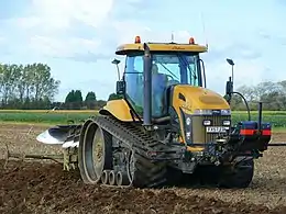 Großtraktor mit Gummiraupenfahrwerk