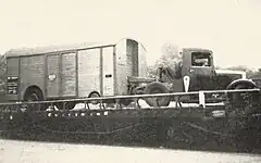 Zugmaschine mit UFR-Anhänger auf dem Rampenwagen