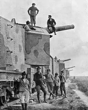 Marinekanonen „Canon de 19 cm modèle 1870–1893“ in Rundum-Lafetten (Affût-truck tous azimuts – TAZ) von Schneider, eingebaut in einem Panzerzug