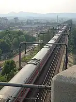 Personenzug der CR auf der Zufahrtsrampe zur Jangtse-Brücke