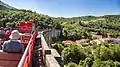 Touristenzug in Axat quert die Aude