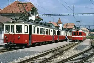 Links BDe 4/4 I 603 in Dunkelrot/Crème rechts BDe 4/4 I 604 in Rot mit weissem Streifen. Le Noirmont, 1977
