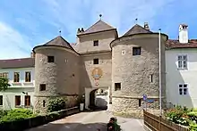 Traismauer: Wiener- oder Römertor, das ehemalige Osttor des Kastells, von Osten