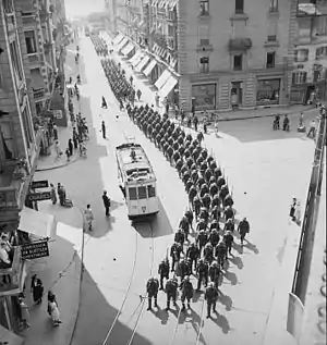 Tram in Luzern und marschierende Soldaten 1945