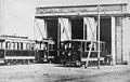 Beiwagen 11 und Triebwagen 2 vor der Wagenhalle