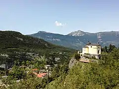 Moscheri – Wallfahrtskirche Madonna de La Salette mit dem Monte Stivo (rechts) und Monte Biaena (links) im Hintergrund