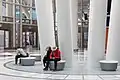 Wartende Reisende in der Haupthalle
