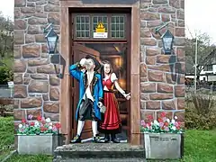 Frau, mit betrunkenem Gast