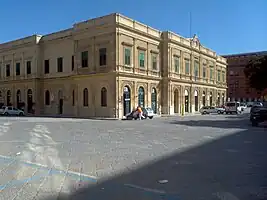 Die Westfassade ist die Stirnseite desBahnhofsgebäudes an der Piazza Umberto I.