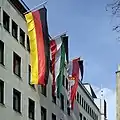Trauerbeflaggung am Gebäude einer der Aufsicht des Landes Nordrhein-Westfalen unterliegenden Anstalt des öffentlichen Rechts in Köln: Bundes-, Landes- und Gemeindeflagge