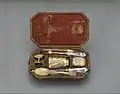 Reisemundzeug im Lederetui, Silber, teilweise vergoldet, Meißner Porzellan, Augsburg, 1745–1750, Metropolitan Museum of Art