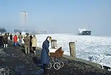 Travemünde mit vereister Trave im Februar 1986. Im Hintergrund der Lübecker Frachter Anne Lehmann