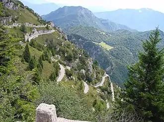 Kehren der Südflanke des Tremalzo-Passes (August 2006)