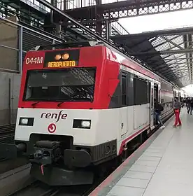 Zug der Baureihe 450 im Bahnhof Madrid-Principe Pío