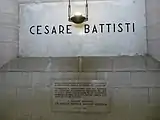 Grabmal Battistis im Mausoleum von Trient